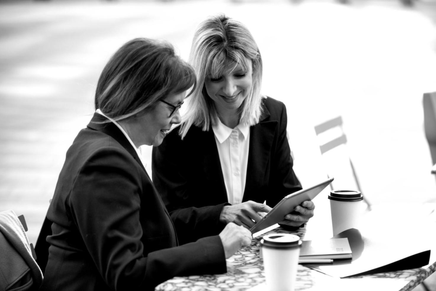 Professionelle Arbeitsumgebung mit Finanzunterlagen und Planungsmaterialien